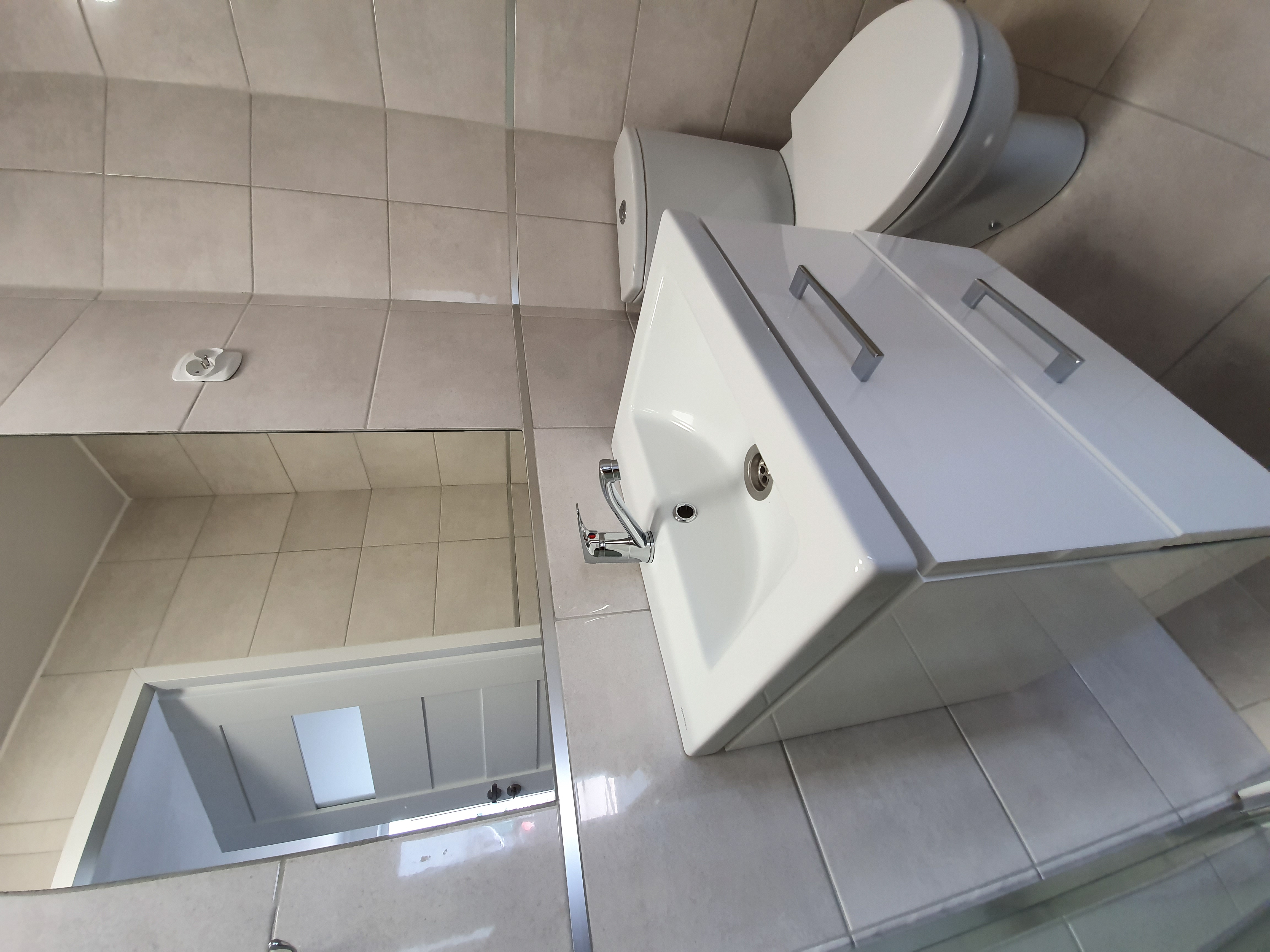 Galeria: Łazienka z umywalką Cersanit Lara 80